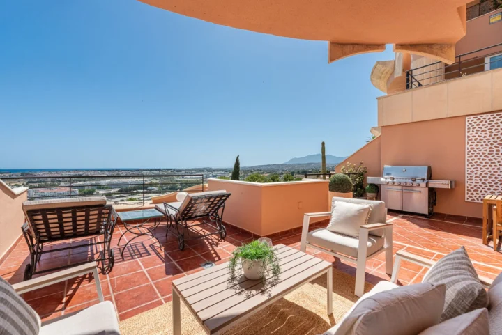 Apartament na środkowym piętrze Nueva Andalucía