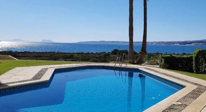 Apartament na środkowym piętrze Estepona