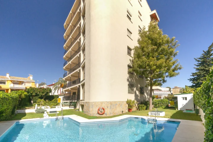 Apartament na środkowym piętrze Montemar