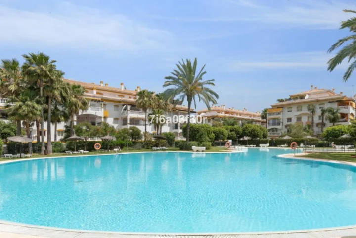 Apartament na środkowym piętrze Puerto Banús