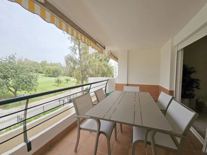 Apartament na środkowym piętrze Guadalmina Alta