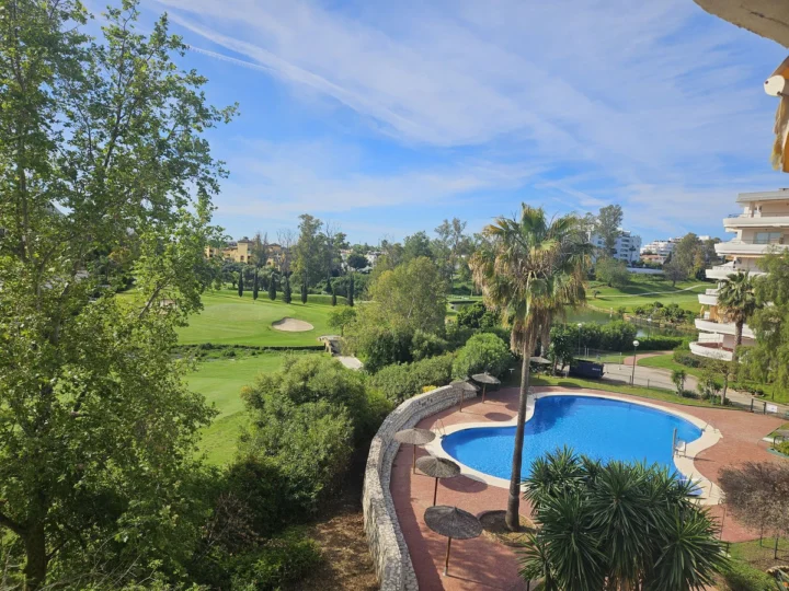 Apartament na środkowym piętrze Guadalmina Alta