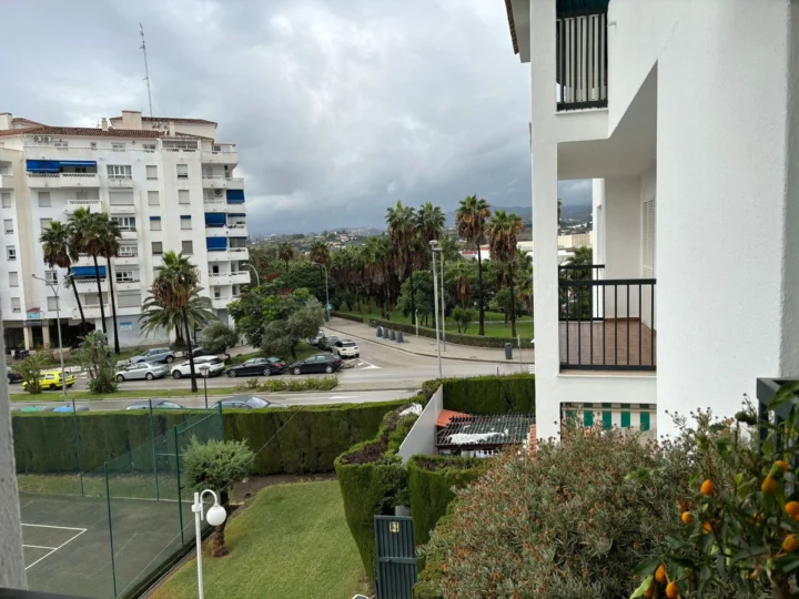 Apartament na środkowym piętrze Nueva Andalucía