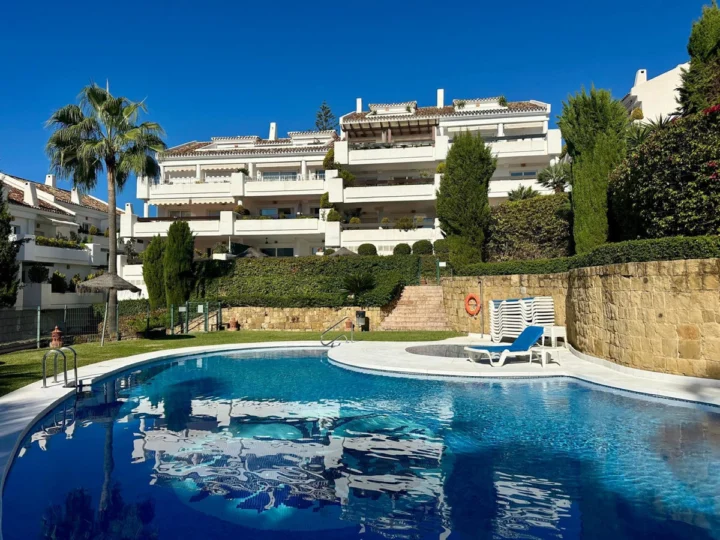 Apartament na środkowym piętrze Nueva Andalucía