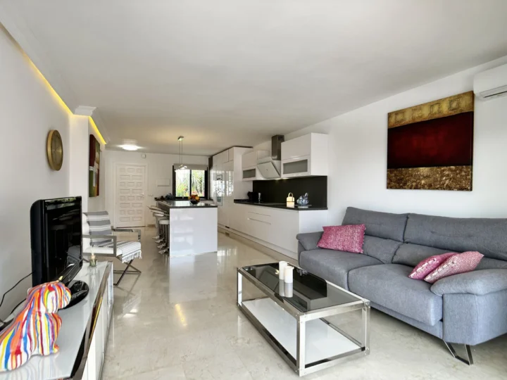 Apartament na środkowym piętrze Nueva Andalucía
