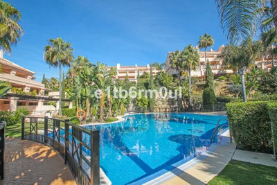 Apartament na środkowym piętrze Nueva Andalucía