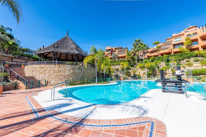 Apartament na środkowym piętrze Nueva Andalucía