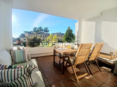 Apartament na środkowym piętrze Estepona