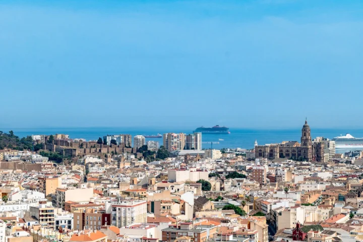 Apartament na środkowym piętrze Málaga