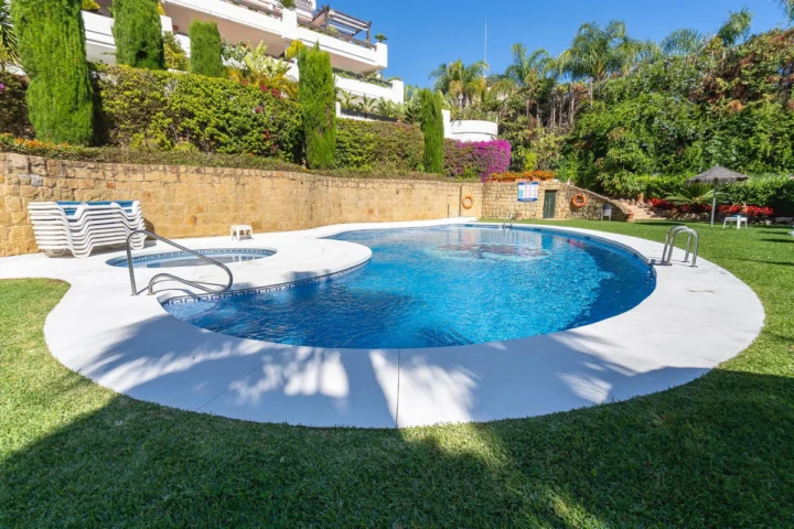 Apartament na środkowym piętrze Nueva Andalucía