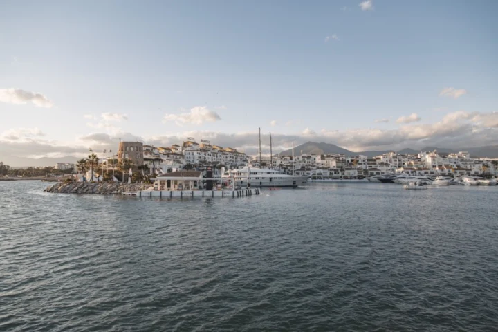 Apartament na środkowym piętrze Puerto Banús