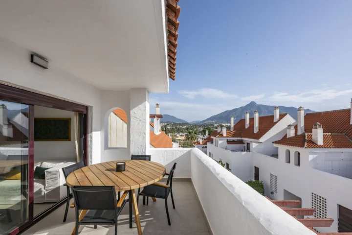 Apartament na środkowym piętrze Nueva Andalucía