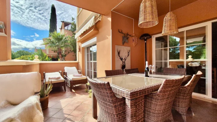 Apartament na środkowym piętrze Nueva Andalucía