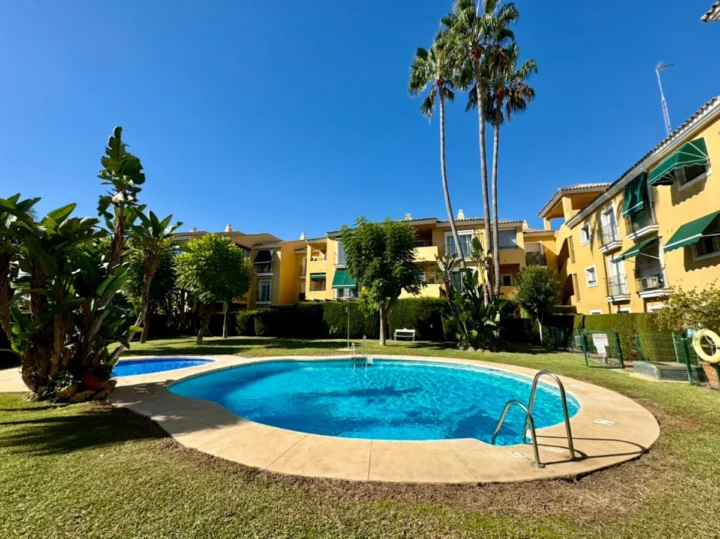Apartament na środkowym piętrze Guadalmina Baja