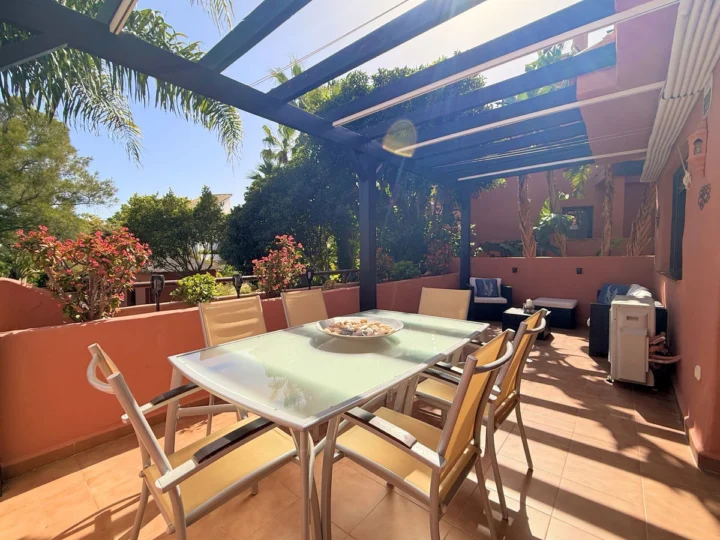 Apartament na środkowym piętrze Casares Playa
