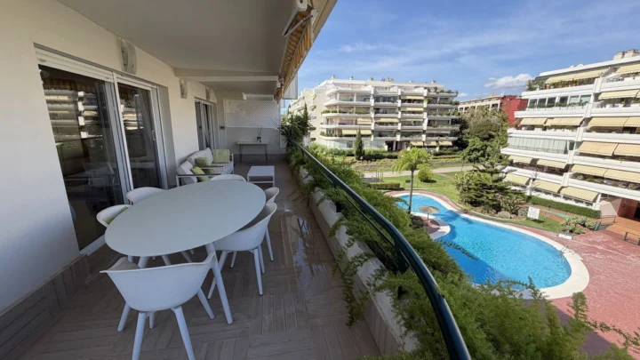 Apartament na środkowym piętrze Guadalmina Alta